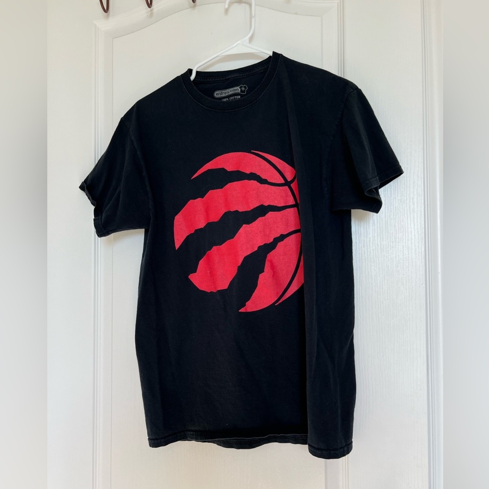 J567 Black and Red Fitted Short Sleeve Raptors Tee (Ptp18.5”)